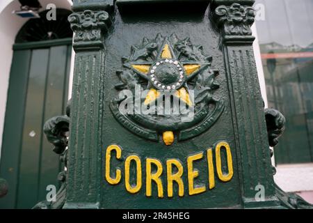 salvador, bahia, brasilien - 20. november 2022: Correios Brasileiro Briefkasten im historischen Zentrum der Stadt Salvador. Stockfoto