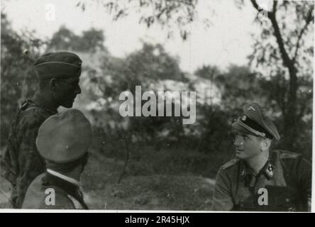 Augustin, Paul, SS-Fotograf der Leibstandarte Adolf Hitler. Dokumentierte Ereignisse in Holland, Frankreich (1940) und Russland (1941-43). Französische Kriegsgefangene, Brückenbau, Panzerabwehrmannschaft, Maschinengewehrmannschaft, Fahrzeugkonvois auf der Straße und in Städten, belgische Festungen, Kriegsgefangenenlager, Zerstörungsszenen, Nachkampf- und Besatzungsaktivitäten, Trainings- und Sportaktivitäten, Hitlerjugend und Bund Deutsche Mädchen Sportliche Aktivitäten und kulturelle Darbietungen, Unit Formations und Zeremonien, Feldlazarett, Einzel- und Gruppenfotos, leichte Flugabwehr Stockfoto