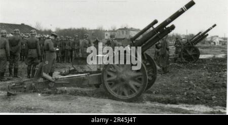 Augustin, Paul, SS-Fotograf der Leibstandarte Adolf Hitler. Dokumentierte Ereignisse in Holland, Frankreich (1940) und Russland (1941-43). Französische Kriegsgefangene, Brückenbau, Panzerabwehrmannschaft, Maschinengewehrmannschaft, Fahrzeugkonvois auf der Straße und in Städten, belgische Festungen, Kriegsgefangenenlager, Zerstörungsszenen, Nachkampf- und Besatzungsaktivitäten, Trainings- und Sportaktivitäten, Hitlerjugend und Bund Deutsche Mädchen Sportliche Aktivitäten und kulturelle Darbietungen, Unit Formations und Zeremonien, Feldlazarett, Einzel- und Gruppenfotos, leichte Flugabwehr Stockfoto