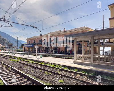 Der Bahnhof Monterosso an der berühmten Küste von Cinque Terre in Norditalien Stockfoto