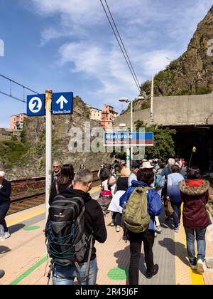 Der Bahnhof Manarola an der berühmten Küste von Cinque Terre in Norditalien Stockfoto