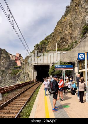 Der Bahnhof Manarola an der berühmten Küste von Cinque Terre in Norditalien Stockfoto