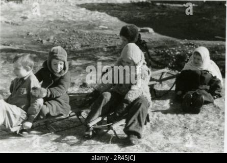 Augustin, Paul, SS-Fotograf der Leibstandarte Adolf Hitler. Dokumentierte Ereignisse in Holland, Frankreich (1940) und Russland (1941-43). Französische Kriegsgefangene, Brückenbau, Panzerabwehrmannschaft, Maschinengewehrmannschaft, Fahrzeugkonvois auf der Straße und in Städten, belgische Festungen, Kriegsgefangenenlager, Zerstörungsszenen, Nachkampf- und Besatzungsaktivitäten, Trainings- und Sportaktivitäten, Hitlerjugend und Bund Deutsche Mädchen Sportliche Aktivitäten und kulturelle Darbietungen, Unit Formations und Zeremonien, Feldlazarett, Einzel- und Gruppenfotos, leichte Flugabwehr Stockfoto