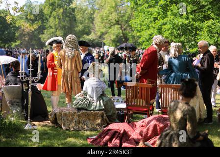 Leipzig, Deutschland. 26. Mai 2023. Edle Gäste diskutieren beim traditionellen viktorianischen Picknick für das Wave-Gotik-Treffen (WGT) im Clara-Zetkin-Park. Was in den frühen 90s Jahren mit einer Handvoll Bands in einem kleinen Club begann, ist zu dem wahrscheinlich größten Festival der dunklen Szene der Welt geworden: Das Wave-Gotik-Treffen feiert in diesem Jahr seinen 30. Jahrestag. Bis zum Pfingstmontag erwarten die Organisatoren rund 20.000 Besucher aus Deutschland und dem Ausland. Kredit: Jan Woitas/dpa/Alamy Live News Stockfoto