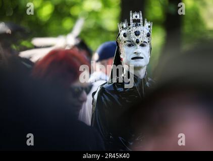 Leipzig, Deutschland. 26. Mai 2023. Ein Teilnehmer schaut sich das überfüllte traditionelle viktorianische Picknick für das Wave-Gotik-Treffen (WGT) im Clara Zetkin Park an. Was in den frühen 90s Jahren mit einer Handvoll Bands in einem kleinen Club begann, ist zu dem wohl größten Festival der Welt in der düsteren Szene geworden: Das Wave-Gotik-Treffen feiert in diesem Jahr sein 30. Jubiläum. Bis zum Pfingstmontag erwarten die Organisatoren rund 20.000 Besucher aus Deutschland und dem Ausland. Kredit: Jan Woitas/dpa/Alamy Live News Stockfoto