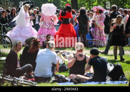 Leipzig, Deutschland. 26. Mai 2023. Teilnehmer der Wave-Gotik-Sitzung (WGT) besuchen das traditionelle viktorianische Picknick im Clara Zetkin Park. Was in den frühen 90s Jahren mit einer Handvoll Bands in einem kleinen Club begann, ist zu dem wahrscheinlich größten Festival der dunklen Szene der Welt geworden: Das Wave-Gotik-Treffen feiert in diesem Jahr seinen 30. Jahrestag. Bis zum Pfingstmontag erwarten die Organisatoren rund 20.000 Besucher aus Deutschland und dem Ausland. Kredit: Jan Woitas/dpa/Alamy Live News Stockfoto