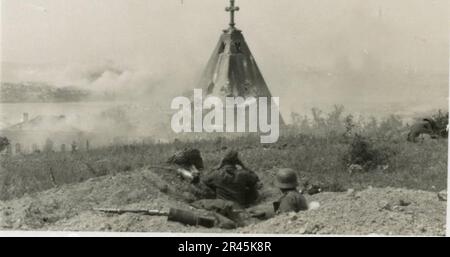 Augustin, Paul, SS-Fotograf der Leibstandarte Adolf Hitler. Dokumentierte Ereignisse in Holland, Frankreich (1940) und Russland (1941-43). Französische Kriegsgefangene, Brückenbau, Panzerabwehrmannschaft, Maschinengewehrmannschaft, Fahrzeugkonvois auf der Straße und in Städten, belgische Festungen, Kriegsgefangenenlager, Zerstörungsszenen, Nachkampf- und Besatzungsaktivitäten, Trainings- und Sportaktivitäten, Hitlerjugend und Bund Deutsche Mädchen Sportliche Aktivitäten und kulturelle Darbietungen, Unit Formations und Zeremonien, Feldlazarett, Einzel- und Gruppenfotos, leichte Flugabwehr Stockfoto