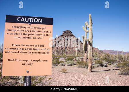 Schild mit Warnung vor gefährlichen illegalen Aktivitäten in der Nähe der internationalen Grenze zwischen den USA und Mexiko im Organ Pipe Cactus National Monument, Ajo, Lukeville, Arizona, Stockfoto