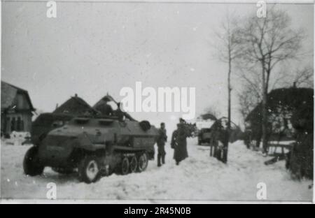 Augustin, Paul, SS-Fotograf der Leibstandarte Adolf Hitler. Dokumentierte Ereignisse in Holland, Frankreich (1940) und Russland (1941-43). Französische Kriegsgefangene, Brückenbau, Panzerabwehrmannschaft, Maschinengewehrmannschaft, Fahrzeugkonvois auf der Straße und in Städten, belgische Festungen, Kriegsgefangenenlager, Zerstörungsszenen, Nachkampf- und Besatzungsaktivitäten, Trainings- und Sportaktivitäten, Hitlerjugend und Bund Deutsche Mädchen Sportliche Aktivitäten und kulturelle Darbietungen, Unit Formations und Zeremonien, Feldlazarett, Einzel- und Gruppenfotos, leichte Flugabwehr Stockfoto