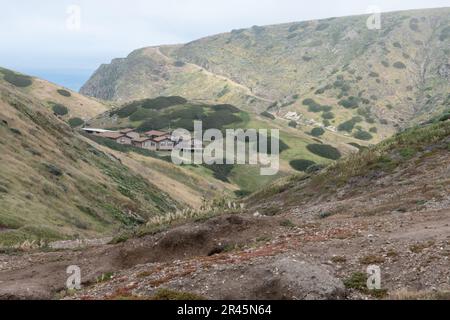 Eine Landschaft mit Hütten, die von Rangern im Scorpion Ankerplatz auf Santa Cruz Island im Channel Islands National Park, Kalifornien, genutzt werden. Stockfoto