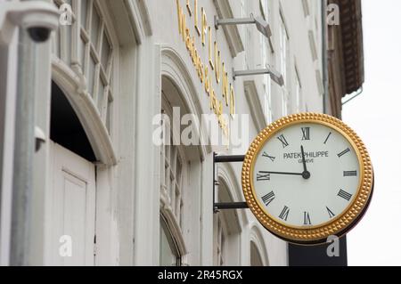 Kopenhagen, Dänemark - 9. April 2023: Weiße Patek Philippe Uhr an der Fassade eines Ladens Rolex ist ein Schweizer Uhrendesigner und -Hersteller Stockfoto