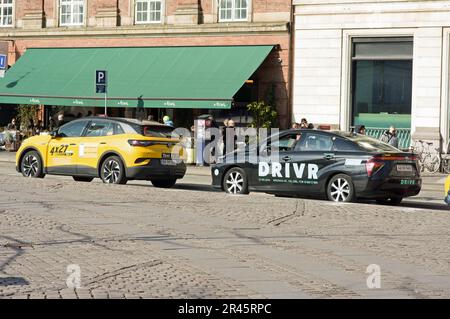 Kopenhagen, Dänemark - 9. April 2023: Zwei Taxis warten auf Passagiere im Zentrum von Kopenhagen Stockfoto