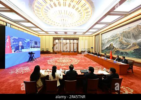 Peking, China. 26. Mai 2023. Zhao Leji, Vorsitzender des Ständigen Komitees des Nationalen Volkskongresses, führt Gespräche mit dem Parlamentssprecher von Island Birgir Armannsson über Video-Link in der Großen Volkshalle in Peking, Hauptstadt Chinas, am 26. Mai 2023. Kredit: Shen Hong/Xinhua/Alamy Live News Stockfoto