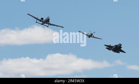 EIN US-AMERIKANISCHER Air Force A-10C Thunderbolt II, F-35A Lightning II und P-51 Mustang fliegen in einer traditionellen Flugformation über dem Luftwaffenstützpunkt Davis-Monthan, Arizona, 24. März 2023. Heritage Flights werden mit aktuellen und ehemaligen US-amerikanischen Flugzeugen geflogen Air Force-Flugzeuge, die Airmen, Vergangenheit und Gegenwart, für ihren Dienst und ihr Engagement für die nationale Sicherheit Tribut zollen. Stockfoto