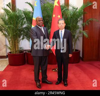 Peking, China. 26. Mai 2023. Zhao Leji, Vorsitzender des Ständigen Komitees des Nationalen Volkskongresses, trifft sich mit dem Präsidenten der Demokratischen Republik Kongo (DRK) Felix-Antoine Tshisekedi Tshilombo in der Großen Volkshalle in Peking, Hauptstadt Chinas, am 26. Mai 2023. Kredit: Pang Xinglei/Xinhua/Alamy Live News Stockfoto