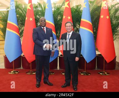 Peking, China. 26. Mai 2023. Der chinesische Ministerpräsident Li Qiang trifft sich mit dem Präsidenten der Demokratischen Republik Kongo (DRK) Felix-Antoine Tshisekedi Tshilombo in der Großen Volkshalle in Peking, Hauptstadt von China, am 26. Mai 2023. Kredit: Liu Weibing/Xinhua/Alamy Live News Stockfoto