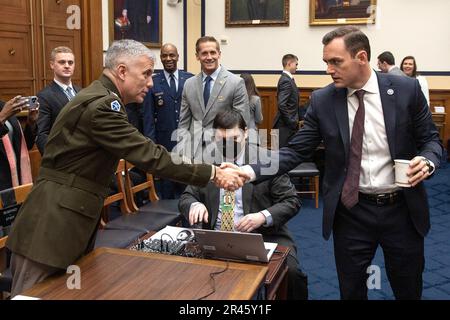 US-Rep. Mike Gallagher, Vorsitzender des House Armed Services Committee Subkomitees für Cyber-Programme, begrüßt Armeegeneral Paul Nakasone, Befehlshaber der USA Cyber Command, vor der Aussage in Washington, D.C. 30. März 2023. Stockfoto