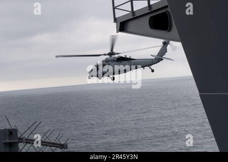 PAZIFIK (2. April 2023) – ein MH-60s Sea Hawk, der den „Eightballern“ des Helicopter Sea Combat Squadron (HSC) 8 zugeteilt wurde, nähert sich dem Flugdeck des Flugzeugträgers USS Theodore Roosevelt (CVN 71) der Nimitz-Klasse, 2. April 2023. Das Schiff wechselte seinen Heimathafen von Bremerton nach San Diego, nachdem es eine geplante Andockphase von 18 Monaten in Bremerton, Washington, abgeschlossen hatte. Während dieser Zeit wurde das Schiff umfassend restauriert und modernisiert, um die F-35C Lightning II, E-2D Advanced Hawkeye, Und CMV-22B Osprey sowie zukünftige Plattformen wie die unbemannte airc MQ-25 Stingray Stockfoto