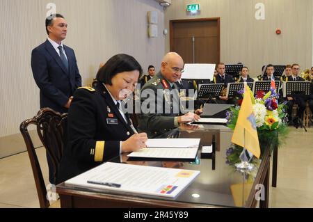 USA Armeebrig. Generalleutnant Lisa J. Hou, D.O., der Generaladjutant der New Jersey Nationalgarde, Und Generalleutnant Dimokritos Zervakis, Generalstabschef der Republik Zypern, unterzeichnet die entsprechenden Kopien des Abkommens über das Staatspartnerschaftsprogramm, wie der Verteidigungsminister der Republik Zypern Michalis Giorgallas am Präsidentenpalast in Nikosia, Republik Zypern, am 30. März 2023 beobachtet. Die Nationalgarde von New Jersey und die Nationalgarde der Republik Zypern haben ihre staatliche Partnerschaft formalisiert und werden beginnen, Fachwissen zur Stärkung der Fähigkeiten auszutauschen, indem sie sich in gemeinsamen Bemühungen um eine sichere und sichere Stockfoto