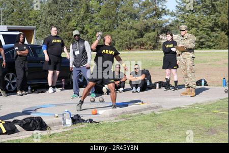 USA Feldwebel Obed Lebron schießt während des Trainings in den USA Army Adaptive Sports Camp in Fort Bragg, North Carolina, 30. März 2023. Mehr als 70 verwundete, kranke und verletzte Soldaten trainieren in einer Reihe von Sportveranstaltungen wie Bogenschießen, Radfahren, Schießen, Sitzen Volleyball, Schwimmen, Krafttraining, Leichtathletik, Feld, Rudern und Rollstuhl-Basketball. Das Adaptive Sports Camp feiert die Fähigkeit verwundeter, kranker und verletzter Soldaten, sich zu erholen und zu überwinden. Die Army führt Qualifikationsprozesse für Active Duty, verwundete, kranke oder verletzte Soldaten durch, um Sportler für den Wettkampf zu beurteilen und auszuwählen Stockfoto