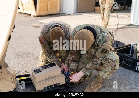 Am 18. Januar 2023 demonstrierten Soldaten heute während des Trainings ihre Expertise und ihr Wissen und halfen dabei, Signaloperationen einzurichten, die die Kommunikation zwischen Einheiten weit und breit ermöglichen. Nichts bewegt sich ohne ihre harte Arbeit und Fleiß, und wir wissen alles zu schätzen, was sie tun, um dieses Hotel zur besten Signalbrigade in den USA zu machen Armee! Stockfoto