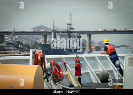 Ein Besatzungsmitglied der USCGC Stone (WMSL 758) beobachtet die brasilianischen Marineschiffe nach den Entwicklungen beim Festmachen in Rio de Janeiro am 7. März 2023. Stone ist im Südatlantik im Einsatz, um illegale maritime Aktivitäten zu bekämpfen und die Beziehungen zur maritimen Souveränität in der gesamten Region zu stärken. Stockfoto