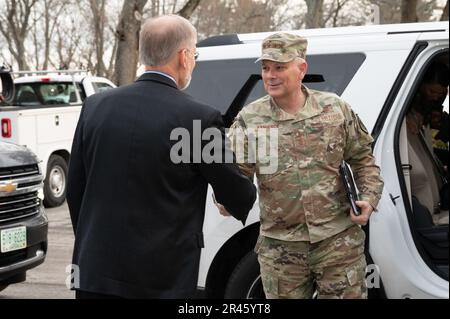 General Glen VanHerck, Commander, North American Aerospace Defense Command und U.S. Northern Command, begrüßt von Steven Wert, Program Executive Officer für Digital, während eines Besuchs auf dem Luftwaffenstützpunkt Hanscom, Massachusetts, 19. Januar. Während seines Besuchs traf sich VanHerck mit den Akquisitionsmitarbeitern und erhielt Einblicke in die Mission. Stockfoto