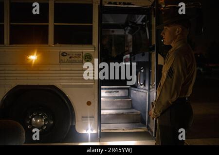 USA Marinekorps Sergeant Justin Vancil, leitender Ausbilder bei der Recruiting Company, Support Battalion, wartet auf die Begrüßung der neuen Rekruten der Alpha Company, 1. Recruit Training Battalion, im Marine Corps Recruit Depot San Diego, 9. Januar 2023. Nachdem die Rekruten auf verbotene Gegenstände überprüft wurden, tätigen sie einen Anruf, erhalten Haarschnitte und erhalten ihre Ausrüstung. Stockfoto