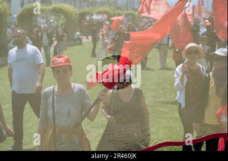 Izmir, Türkei. 01. Mai 2023. Die Leute sahen, wie sie während der Feier Flaggen hielten. Mitglieder der Gewerkschaften, ziviler Vereinigungen, Anhänger der Oppositionsparteien und der pro-kurdischen Parteien HPD und Yesil Sol Party, die sich am Gundogdu-Platz in Izmir versammelt haben, um den Internationalen Arbeitstag am 1. Mai zu feiern; Und das Land wird am 14. Mai abstimmen, die Teilnehmer der Versammlung bekundeten auch ihre politische Unterstützung für die Oppositionsparteien. (Foto: Valeria Ferraro/SOPA Images/Sipa USA) Guthaben: SIPA USA/Alamy Live News Stockfoto