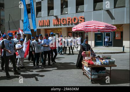 Izmir, Türkei. 01. Mai 2023. Ein Straßenverkäufer, der während der Feier gesehen wurde. Mitglieder der Gewerkschaften, ziviler Vereinigungen, Anhänger der Oppositionsparteien und der pro-kurdischen Parteien HPD und Yesil Sol Party, die sich am Gundogdu-Platz in Izmir versammelt haben, um den Internationalen Arbeitstag am 1. Mai zu feiern; Und das Land wird am 14. Mai abstimmen, die Teilnehmer der Versammlung bekundeten auch ihre politische Unterstützung für die Oppositionsparteien. (Foto: Valeria Ferraro/SOPA Images/Sipa USA) Guthaben: SIPA USA/Alamy Live News Stockfoto