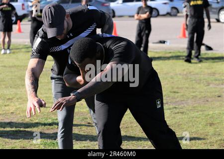 USA Armeetrainer Ross Alewine, links, gibt Staff Sergeant Bill Anderson einige Shot-Put-Techniken während des Trainings in den USA Army Adaptive Sports Camp in Fort Bragg, North Carolina, 30. März 2023. Mehr als 70 verwundete, kranke und verletzte Soldaten trainieren in einer Reihe von Sportveranstaltungen wie Bogenschießen, Radfahren, Schießen, Sitzen Volleyball, Schwimmen, Krafttraining, Leichtathletik, Feld, Rudern und Rollstuhl-Basketball. Das Adaptive Sports Camp feiert die Fähigkeit verwundeter, kranker und verletzter Soldaten, sich zu erholen und zu überwinden. Die Armee führt Qualifikationsprozesse für aktiven Dienst durch, verwundete, kranke oder verletzte Soldaten Stockfoto