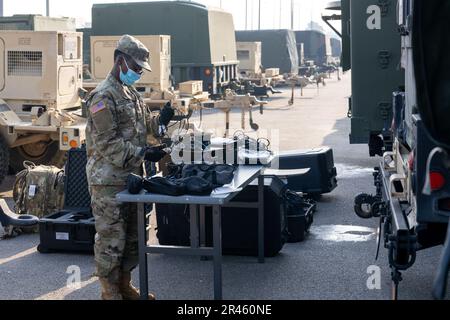 Am 18. Januar 2023 demonstrierten Soldaten heute während des Trainings ihre Expertise und ihr Wissen und halfen dabei, Signaloperationen einzurichten, die die Kommunikation zwischen Einheiten weit und breit ermöglichen. Nichts bewegt sich ohne ihre harte Arbeit und Fleiß, und wir wissen alles zu schätzen, was sie tun, um dieses Hotel zur besten Signalbrigade in den USA zu machen Armee! Stockfoto