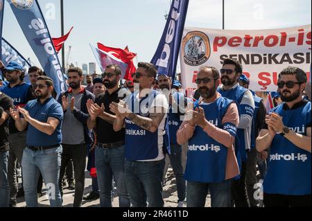 Izmir, Türkei. 1. Mai 2023. Mitglieder der Gewerkschaft der Tankarbeiter nehmen an der Feier Teil. Mitglieder der Gewerkschaften, ziviler Vereinigungen, Anhänger der Oppositionsparteien und der pro-kurdischen Parteien HPD und Yesil Sol Party, die sich am Gundogdu-Platz in Izmir versammelt haben, um den Internationalen Arbeitstag am 1. Mai zu feiern; Und das Land wird am 14. Mai abstimmen, die Teilnehmer der Versammlung bekundeten auch ihre politische Unterstützung für die Oppositionsparteien. (Credit Image: © Valeria Ferraro/SOPA Images via ZUMA Press Wire) NUR ZUR REDAKTIONELLEN VERWENDUNG! Nicht für den kommerziellen GEBRAUCH! Stockfoto