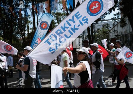 Izmir, Türkei. 1. Mai 2023. Mitglieder der Gewerkschaft für Gesundheitshelfer, die während der Feierlichkeiten gesehen wurden. Mitglieder der Gewerkschaften, ziviler Vereinigungen, Anhänger der Oppositionsparteien und der pro-kurdischen Parteien HPD und Yesil Sol Party, die sich am Gundogdu-Platz in Izmir versammelt haben, um den Internationalen Arbeitstag am 1. Mai zu feiern; Und das Land wird am 14. Mai abstimmen, die Teilnehmer der Versammlung bekundeten auch ihre politische Unterstützung für die Oppositionsparteien. (Credit Image: © Valeria Ferraro/SOPA Images via ZUMA Press Wire) NUR ZUR REDAKTIONELLEN VERWENDUNG! Nicht für den kommerziellen GEBRAUCH! Stockfoto