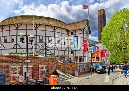 Touristen oder Besucher der Londoner Bankside vor dem Shakespeares Globe Theatre Stockfoto