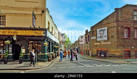 London Camden Herbrand Street und Colonnade The Horse Hospital Building und Friend at Hand Pub Stockfoto