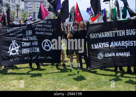 Izmir, Türkei. 1. Mai 2023. Mitglieder der anarchistischen Vereinigungen, die bei der Feier gesehen wurden. Mitglieder der Gewerkschaften, ziviler Vereinigungen, Anhänger der Oppositionsparteien und der pro-kurdischen Parteien HPD und Yesil Sol Party, die sich am Gundogdu-Platz in Izmir versammelt haben, um den Internationalen Arbeitstag am 1. Mai zu feiern; Und das Land wird am 14. Mai abstimmen, die Teilnehmer der Versammlung bekundeten auch ihre politische Unterstützung für die Oppositionsparteien. (Credit Image: © Valeria Ferraro/SOPA Images via ZUMA Press Wire) NUR ZUR REDAKTIONELLEN VERWENDUNG! Nicht für den kommerziellen GEBRAUCH! Stockfoto