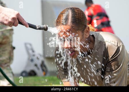 USA Air Force Airman Jasmine Figueroa, 18. Sicherheitsschwadron-Verteidiger, hat ihr Oleoresin-Capiscum-Spray nach einem Trainingskurs auf der Kadena Air Base, Japan, am 6. März 2023 vom Gesicht gespült. Alle Mitglieder der Sicherheitskräfte erhalten eine OC-Schulung, um ein Verständnis für die Wirkung von OC-Spray zu entwickeln und die Fähigkeit zu demonstrieren, Aufgaben unter diesen Auswirkungen auszuführen. Stockfoto