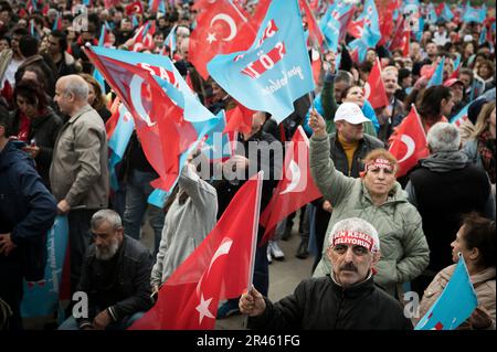 Istanbul, Türkei. 06. Mai 2023. Die Leute sahen, wie sie während der politischen Kundgebung Flaggen hielten. Im Vorfeld der für Mai 14. anberaumten Präsidentschafts- und Parlamentswahlen nahmen Unterstützer der Oppositionspartei der Republikanischen Volkspartei (CHP) und der anderen alliierten Parteien an der Kundgebung im Stadtteil Maltepe in Istanbul Teil, bei der der Präsidentschaftskandidat Kemal Kilicdaroglu vorgestellt wurde. (Foto: Valeria Ferraro/SOPA Images/Sipa USA) Guthaben: SIPA USA/Alamy Live News Stockfoto