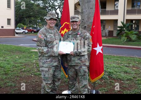 USA Generalmajor Joseph Ryan, Befehlshaber der 25. Infanterie-Division, präsentiert Kommandodienstleiter Major. Joseph ingle, 29. Brigadeingenieurbataillon, 3. Infanteriebrigade-Kampfteam, 25. Infanteriedivision, die Medaille für den Meritorious Service vor seiner Zeremonie zum Verantwortungswechsel in den Schofield Barracks, Hawaii, 6. Januar 2023. Die Auszeichnung verdeutlichte die herausragende Führungsrolle und das Engagement von ingle für den Dienst. Stockfoto