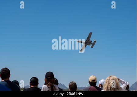 Besucher der Flugschau sehen während der Thunder and Lightning Over Arizona Air Show auf dem Luftwaffenstützpunkt Davis-Monthan, Ariz., 26. März 2023 einen Künstler fliegen. Thunder and Lightning Over Arizona ist eine Open-House-Flugschau, bei der Mitglieder der Gemeinde die Mission bei DM kennenlernen und mit ihr zusammenarbeiten können. Stockfoto