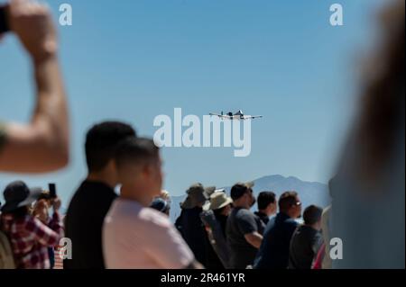 Besucher der Flugschau sehen während der Thunder and Lightning Over Arizona Air Show auf dem Luftwaffenstützpunkt Davis-Monthan, Ariz., 26. März 2023 einen Künstler fliegen. Thunder and Lightning Over Arizona ist eine Open-House-Flugschau, bei der Mitglieder der Gemeinde die Mission bei DM kennenlernen und mit ihr zusammenarbeiten können. Stockfoto