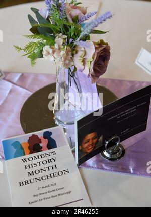 Während des Women's History Month Bruncheon im Bay Breeze Event Center am Keesler Air Force Base, Mississippi, am 27. März 2023 wird ein Veranstaltungsprogramm ausgestellt. Das Thema des diesjährigen Women's History Month ist die Feier von Frauen, die unsere Geschichten erzählen und wird im März gefeiert. Stockfoto