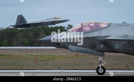 A 325. Fighter Wing F-22A Raptor schwingt von einem 33. Fighter Wing F-35A Lightning II März 24 auf dem Eglin Air Force Base, Florida. Das Raptor-Flugzeug der 325. FW befindet sich seit 2018 in Eglin, nachdem der Hurrikan Michael die AFB-Anlagen von Tyndall zerstört hatte. Die Raptor verlassen Eglin bald in ihr neues Zuhause, Joint Base Langley-Eustis, Virginia. Stockfoto