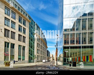 London Little Britain und Montague Street mit St Bartholomews Hospital auf der linken Seite Stockfoto