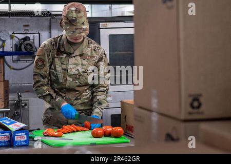 Der 121. Air Tanken Flügel Sustainment Services Flug bereitet das Mittagessen für Airmen während der regulären Übung, Rickenbacker Air National Guard Base, Columbus, Ohio, zu. Services bietet Bereitschaftsfähigkeiten, wie den Betrieb von Restaurants und die Durchführung von Fitnesstests. Stockfoto