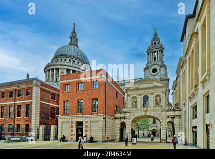 London St. Pauls Paternoster Square und Temple Bar Gate ein von Wren entworfener Steinbogen Stockfoto