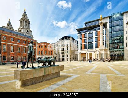 London St. Pauls Paternoster Square mit Hirten- und Schafskulptur von Dame Elisabeth Frink Stockfoto