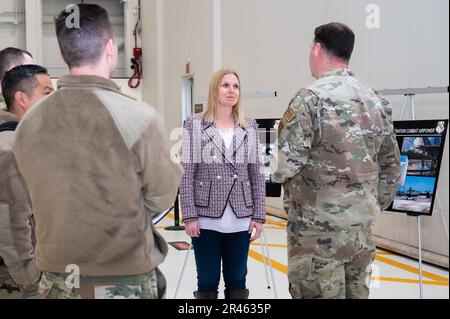 Lauren Barrett Knausenberger, Chief Information Officer des Departements der Luftwaffe, nahm am 29. März 2023 an einer Basistour am Luftwaffenstützpunkt Eielson, Alaska, Teil. Während ihres Besuchs traf sich Knausenberger mit Oberst David Berkland, 354. Befehlshaber des Kampfflügels, um mehr über die Mission von Eielson zu erfahren und die entscheidende Rolle der Cyberkommunikation zu erörtern. Der Besuch von Knausenberger lieferte wertvolle Einblicke in die Nutzung der Kommunikations- und Informationstechnologie durch die Zentrale, um Bereiche zu ermitteln, in denen zusätzliche Ressourcen oder Unterstützung erforderlich sein könnten. Stockfoto