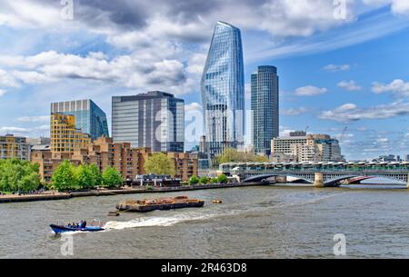 Blick auf London von der Millennium Footbridge in Richtung Blackfriars Bridge Wolkenkratzer One Blackfriars oder Boomerang und South Bank Tower Stockfoto